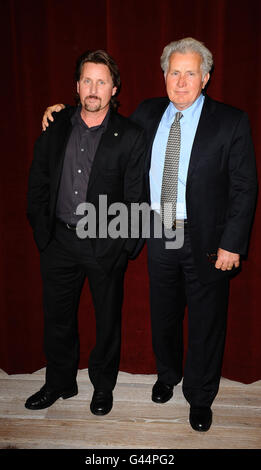 Emilio Estevez (à gauche) et Martin Sheen arrivent pour la première et la session Q+A pour leur nouveau film The Way, au BFI à Londres. Banque D'Images