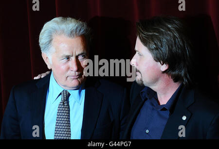 Emilio Estevez (à droite) et Martin Sheen arrivent pour la première et la session Q+A pour leur nouveau film The Way, au BFI à Londres. Banque D'Images