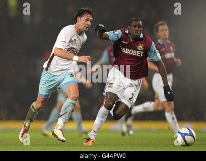 Chris Eagles de Burnley (à gauche) et Demba Ba de West Ham United (à droite) en action Banque D'Images