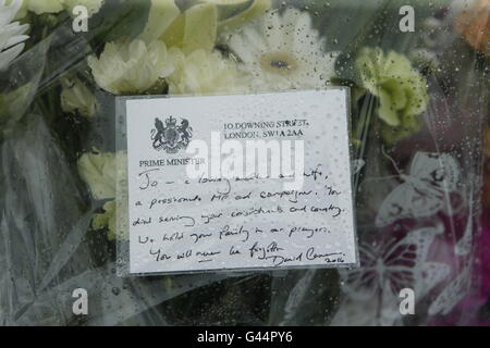 Un hommage floral laissé par le Premier Ministre David Cameron à Birstall, West Yorkshire, député travailliste après Jo Cox a été poignardé à mort dans la rue à l'extérieur de sa circonscription conseils la chirurgie. Banque D'Images