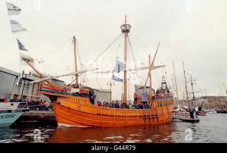 'Matthew' la réplique stupéfiante du bateau de John Cabot, la principale attraction du Festival international de la mer, dans le port de Bristol. Banque D'Images