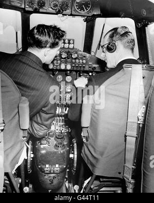 Le duc d'Édimbourg, à droite, aux commandes d'un Vickers Viscount, le premier avion de ligne à turbine à hélice au monde, qui a survolé Bournemouth à 20,000 mètres.Sur la gauche se trouve Stuart Sloan, pilote de test Vickers. Banque D'Images