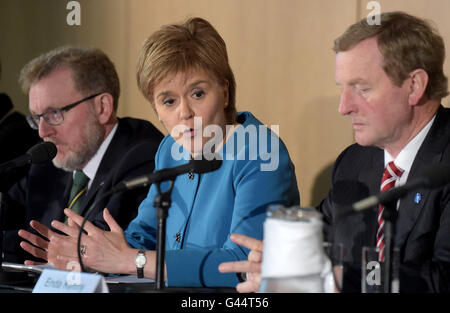 Premier Ministre de l'Écosse Nicola Sturgeon, aux côtés de David Mundell Secrétaire d'État pour l'Écosse (à gauche) et Taoiseach Enda Kenny (à droite) lors d'une conférence de presse au cours de la réunion au sommet du Conseil britannico-irlandais organisé par le gouvernement écossais à Glasgow. Banque D'Images