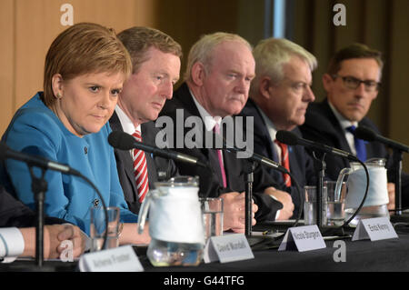 Premier Ministre de l'Écosse Nicola Sturgeon, Taoiseach Enda Kenny, Martin McGuinness, vice-premier ministre d'Irlande, Carwyn Jones Première Ministre du Pays de Galles et le sénateur Ian Gorst Chef Ministre Gouvernement de Jersey lors d'une conférence de presse au cours de la réunion au sommet du Conseil britannico-irlandais organisé par le gouvernement écossais à Glasgow. Banque D'Images