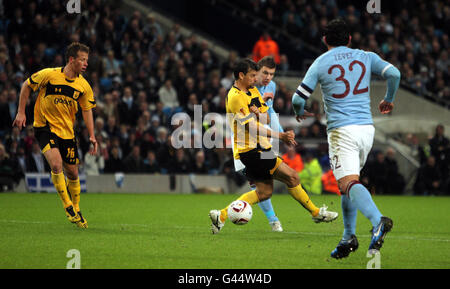 Football - UEFA Europa League - Round of 32 - second Leg - Manchester City / Aris Thessaloniki - City of Manchester Stadium. Edin Dzeko de Manchester City marque le deuxième but Banque D'Images