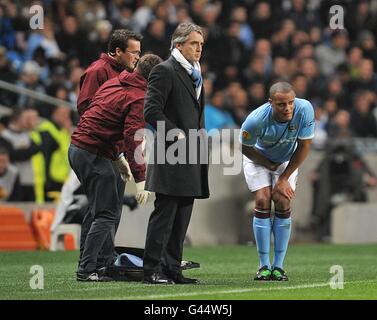 Vincent Kompany (à droite) de Manchester City réagit après avoir subi une blessure Banque D'Images