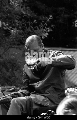 Une pinte de bière pour le duc d'Édimbourg lors d'une pause dans les championnats de pilotage de Gieves Carriage, au cours desquels il concourt au parc Cirencester. Banque D'Images