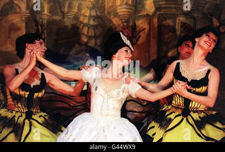 Le Piccadilly Theatre du West End de Londres a organisé une répétition de robe pour le 'lac wan' hier soir (samedi). Une scène du Ballet capture la Moth Maiden (au centre) dansée par Maxine Fone flanquée de Butterfly Maidens. Photo de Jeff Gilbert/PA. Banque D'Images