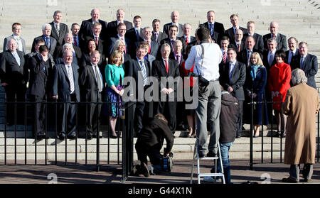 Le premier ministre et chef du DUP, Peter Robinson (au centre, cravate rouge) et Arlene Foster (au centre, veste rouge) dévoilent leur équipe électorale à Stormont, à Belfast. Banque D'Images