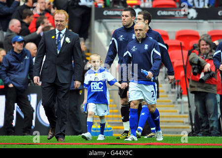 Football - Carling Cup - finale - Arsenal / Birmingham City - Wembley Stadium.La mascotte de Birmingham City accompagne le capitaine Stephen Carr (à droite) et le directeur Alex McLeish (à gauche) sur le terrain pour la préparation du match Banque D'Images