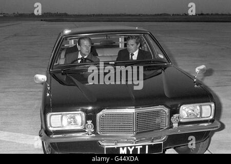 Le chagrin se manifeste aux yeux du duc d'Édimbourg (à gauche) lorsqu'il s'éloigne de l'aéroport Heathrow de Londres après avoir revolé la Grande-Bretagne depuis la France après avoir entendu les nouvelles du meurtre du comte Mountbatten de Birmanie.Le Duc s'était garé dans un championnat de pilotage en autocar en Normandie, en France. Banque D'Images