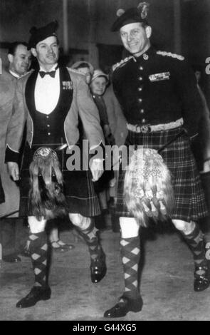 Image - Duc d'Édimbourg soupe avec le Queen's Own Cameron Highlanders - Liverpool Banque D'Images