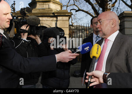 Le Labour TD Ruairi Quinn parle aux médias à l'extérieur de la Maison Leinster, alors que les pourparlers de la coalition se poursuivent. Banque D'Images