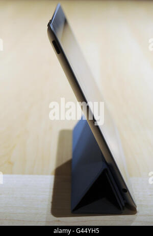 Une couverture magnétique avec le dernier produit Apple, l'iPad2, lors du  lancement officiel du BBC Television Center à Londres Photo Stock - Alamy