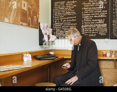 Alan Dukes, ancien dirigeant de Fine Gael et président d'Anglo Irish Bank, a eu une tasse de thé au petit Cafe, en face de Leinster House à Dublin aujourd'hui. Banque D'Images