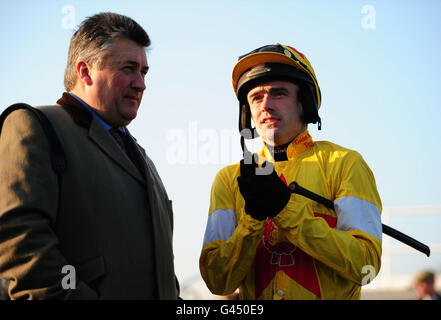 Courses hippiques - Arkells Raceday - Hippodrome de Newbury.Ruby Walsh (à droite) discute avec le formateur Paul Nicholls avant la course Banque D'Images