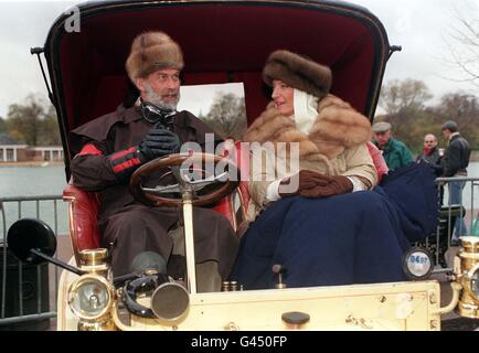 Le prince et la princesse Michael de Kent s'asseoir à l'intérieur d'un 1903 De Dietrich au début de la 100e Londres à Brighton veteran car run dans Hyde Park ce matin (Sun). Cette année, le centenaire implique un nombre record de 650 voitures, les organisateurs, l'ACFC, ont fait l'objet d'une autorisation d'augmenter le nombre autorisé de plus de 150. La course a attiré des participants de 23 pays de l'Angola à l'Australie. Tous ont été construits avant le 1 er janvier 1905 et leur valeur totale a été estimé à plus de 50 millions de dollars. Voir l'activité de l'automobile histoire des anciens combattants. Photo de David Cheskin/PA. Banque D'Images