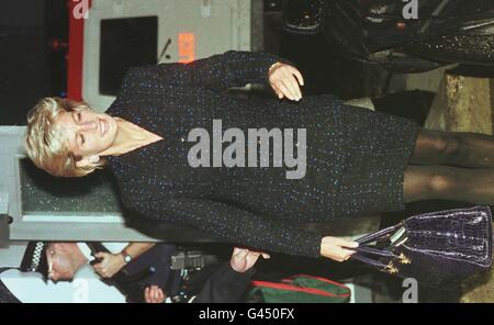 Diana, princesse de Galles, arrive retour à l'aéroport d'Heathrow ce matin (lundi) après sa visite en Australie la semaine dernière. Photo de Tim Ockenden/PA. Banque D'Images