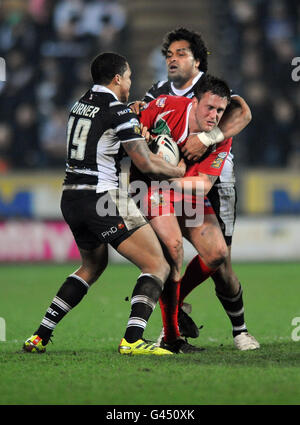 Peter Lupton, le Crusaders, est attaqué par Jordan Turner (à gauche) du FC Hull et Epalahame Lauaki lors du match de la Super League engage au KC Stadium, à Hull. Banque D'Images