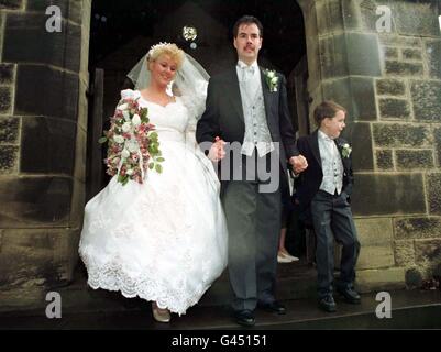 La deuxième fois, alors que Chris et Mandy Wardman renouvellent leurs vœux de mariage en pleine cérémonie de mariage, à l'église paroissiale de St Oswalds à Guiseley, pour essayer de fouler la mémoire de Chris qu'il a perdue après un accident de voiture.Photo de Paul Barker/PA.Voir l'histoire des PA SUR LA MÉMOIRE SOCIALE. Banque D'Images