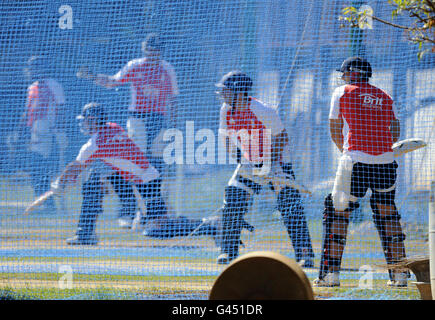 Cricket - session Angleterre nets - Stade de Chidambaram - Inde.Tim Bresnan (à droite), en Angleterre, chauve-souris pendant la session de filets au stade Chidambaram, Chennai, Inde. Banque D'Images