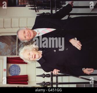 Sir John Mills et Lady Mills dévoilent une plaque spéciale à l'actrice Vivien Leigh, célèbre pour son rôle comme Scarlett O'Hara in Gone with the Wind, au 54 Eaton Square, Londres, où elle a vécu pendant neuf ans de 1958 à sa mort à l'âge de 53 ans. * 14/01/2001: Le couple doit marcher jusqu'à l'allée comme ils ont été privés d'un service d'église complet quand ils se sont mariés en 1941 parce que Sir John était en congé de l'armée pendant la seconde guerre mondiale, il est apparu. * 16/01/01 Sir John Mills et Lady Mills, qui renouvellent leurs vœux de mariage à l'âge de 92 et 89 ans respectivement, le mardi 16 janvier 2001. L'acteur vétéran était Banque D'Images