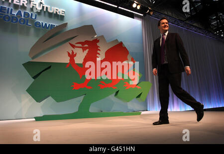 Le chancelier George Osborne arrive aujourd'hui au Forum du printemps des conservateurs à la Conférence des conservateurs gallois à Cardiff. Banque D'Images