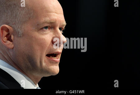 Le secrétaire aux Affaires étrangères William Hague s'adresse au forum du printemps des conservateurs lors de la Conférence des conservateurs gallois à Cardiff. Banque D'Images