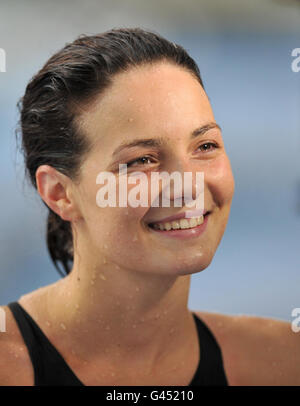 Keri-Anne Payne est interviewée après avoir terminé sa chaleur de la Womens 1500m Freestyle lors des championnats de natation de gaz britannique au Centre aquatique de Manchester, Manchester. Banque D'Images