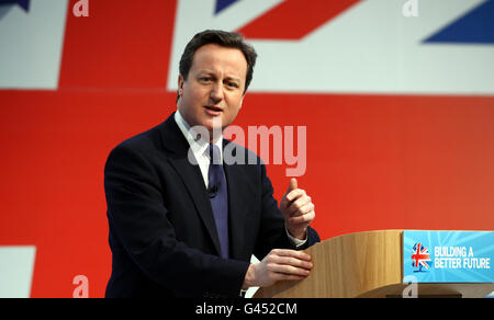 Le Premier ministre David Cameron s'adresse au forum du printemps des conservateurs lors de la Conférence des conservateurs gallois à Cardiff. Banque D'Images