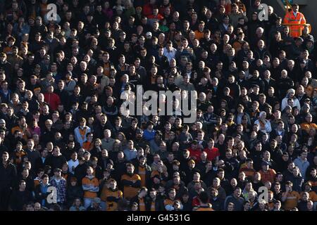 Les fans de Wolverhampton Wanderers regardent l'action depuis les stands Banque D'Images