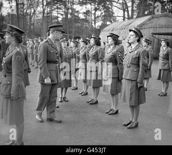 Le brigadier SN Shoosmith, DSO, OBE, inspecte le défilé à H.Q. Le commandement antiaérien Stanmore, Middlesex, après que la Force aérienne auxiliaire des femmes a été connue sous le nom de Force aérienne royale des femmes Banque D'Images