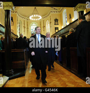 REMARQUE : AUTRE RÉCOLTE. Le chef de fine Gael Enda Kenny (au centre) et le chef travailliste Eamon Gilmore (à droite) partent après une messe à l'église Sainte-Anne, sur Dawson Street, Dublin, le premier jour du 31e Dail. Banque D'Images