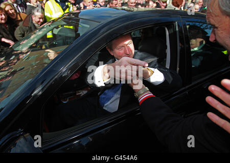 Taoiseach et le chef de fine Gael Enda Kenny se rend à Aras an Uachtarain pour récupérer son sceau de bureau, le premier jour du 31e Dail. Banque D'Images