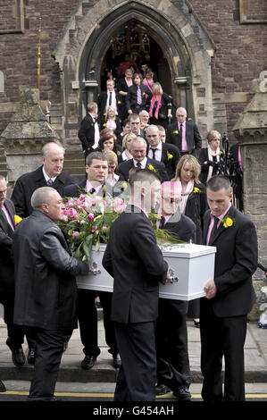 La famille de la mère à être Nikitta Brender porte son cercueil blanc de l'église St John's, Newport, pays de Galles après son service dirigé par son ami Ryan Mayes, 18 ans (à gauche) et son père Paul (à droite). Banque D'Images