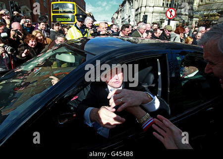 Taoiseach et le chef de fine Gael Enda Kenny se rend à Aras an Uachtarain pour récupérer son sceau de bureau, le premier jour du 31e Dail. Banque D'Images