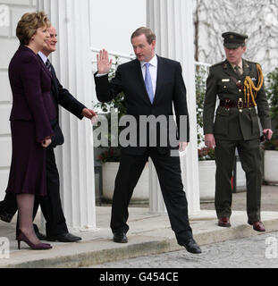 Taoiseach et le chef des Beaux-Gaël Enda Kenny fait au revoir à la présidente Mary McAleese, après une visite à Aras an Uachtarain pour recueillir son sceau de bureau, le premier jour du 31e Dail. Banque D'Images