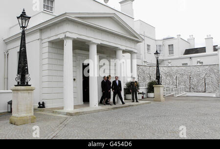 Taoiseach et le chef des Beaux-Gaël Enda Kenny fait au revoir à la présidente Mary McAleese, après une visite à Aras an Uachtarain pour recueillir son sceau de bureau, le premier jour du 31e Dail. Banque D'Images