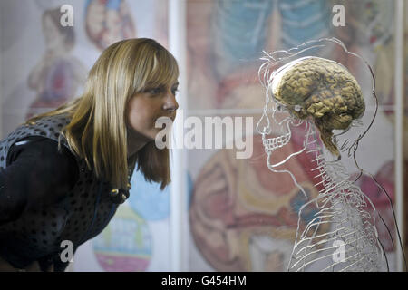 Kerrie Grist, de @Bristol science attraction, inspecte un vrai cerveau humain suspendu dans liquide avec un squelette à l'échelle, le système nerveux central et la silhouette humaine sculptée dans l'acrylique, alors que la nouvelle exposition intitulée "tout sur nous" se prépare à ouvrir au public le vendredi 11 mars. Banque D'Images