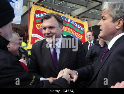 Le chancelier de l'ombre Ed Balls (au centre) et le chef du parti travailliste écossais Iain Gray (à droite) discutent avec les travailleurs de Blindcraft qui ont défilé au Parlement écossais d'Édimbourg pour demander aux politiciens de sauver leur avenir. Banque D'Images