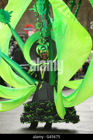 Une danseuse participe à la parade annuelle de la St Patrick dans le centre de Londres. Banque D'Images