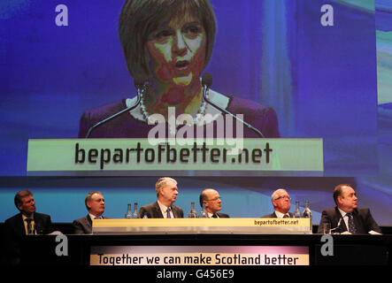 Le chef du SNP et premier ministre Alex Salmond (à l'extrême droite) observe le vice-premier ministre Nicola Sturgeon lors de la conférence de printemps du Parti national écossais, au SECC à Glasgow. Banque D'Images