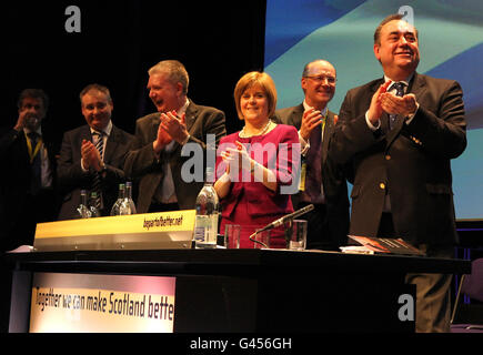 Le chef du SNP et premier ministre Alex Salmond (à l'extrême droite) applaudit à la fin de la conférence de printemps du Parti national écossais, au SECC, à Glasgow. Banque D'Images