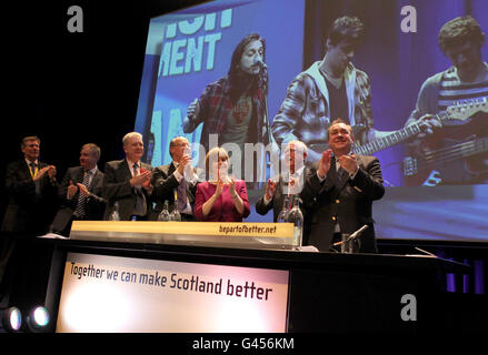 Le leader du SNP et Premier ministre Alex Salmond (tout à droite) claps alors que le groupe Jackil joue à la conférence de printemps du Parti national écossais à la SECC, Glasgow. Banque D'Images