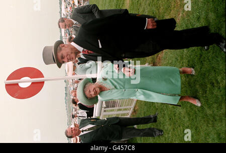 La reine Elizabeth de Grande-Bretagne la reine mère tient le bras du duc d'Édimbourg alors qu'ils arrivent avec d'autres membres de la famille royale samedi à Epsom pour assister à la réunion traditionnelle du Derby Day. Banque D'Images