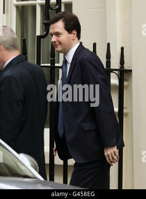 Le chancelier George Osborne quitte Downing Street dans le centre de Londres, alors que des chiffres révisés sur l'économie britannique doivent être annoncés aujourd'hui, suite à la chute du choc dans les trois derniers mois de l'année dernière. Banque D'Images