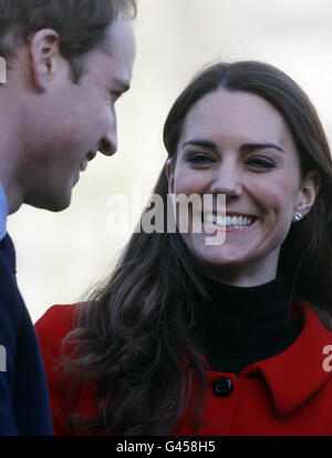 Prince William et Kate Middleton dans le Quadrangle à l'Université de St Andrews en Écosse. Banque D'Images