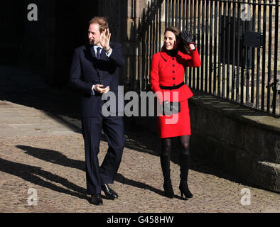 Le Prince William et Kate Middleton quittent le Quadrangle lors d'une visite à l'Université de St Andrews, où ils se sont rencontrés pour la première fois. Banque D'Images