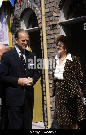 Le duc d'Édimbourg discutant avec l'actrice Pat Phoenix lorsqu'il et la Reine ont visité le nouveau site extérieur de Manchester pour rejoindre la « rue Coronation » de la télévision de Grenade. Miss Phoenix joue Elsie Tanner dans la série, la plus longue course à la télévision britannique. Banque D'Images