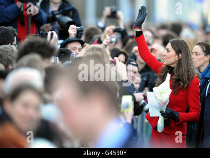 La fiancée du Prince William, Kate Middleton, fait la vague devant les membres du public lors d'une visite à St Andrews, en Écosse, où elle et le prince William se sont rencontrés pour la première fois. Banque D'Images